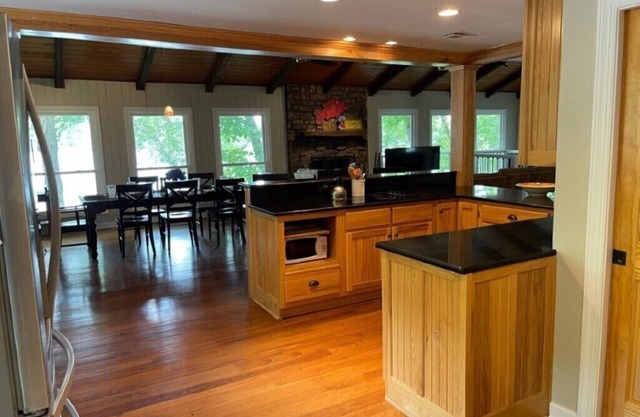 Fabulous waterfront view of Lake Guntersville 30 minutes from Huntsville, Al