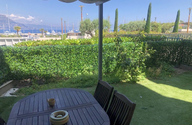 Facing the sea 2 minutes from the beaches