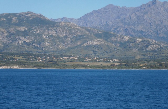 Facing the bay of CALVI, near the beaches and coves, F2 in villa in LUMIO.
