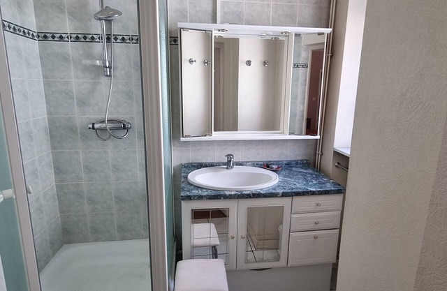 Facing the port of Audierne, close to beaches and Pointe de Raz