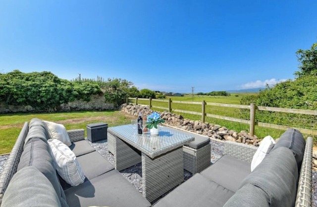 Fairy tale cottage, close to pub & beach with large enclosed garden & parking