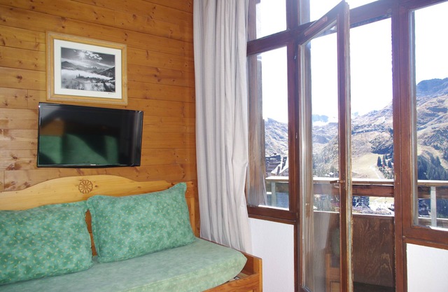 FALAISE DOUCHKA T2 area + top floor cellar facing south exceptional view