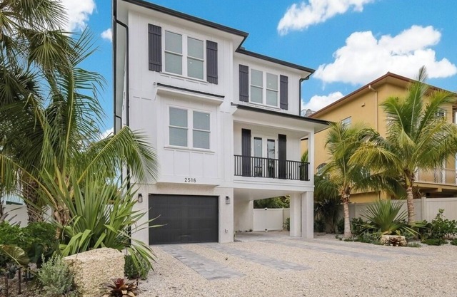 Fall discounts! Spacious 7-bedroom house in charming Bradenton Beach!