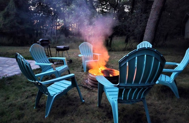 🍂Fall Getaway🍂 Enjoy Fall's Splendor, Walk to Tawas Point | Fireplace