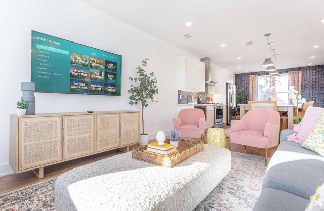 Fall getaway: rooftop hot tub, skyline views, private garage near Broadway