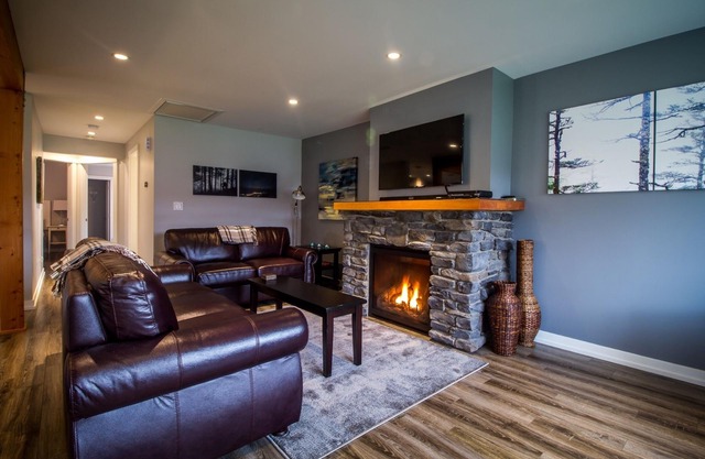 Fall Line Guesthouse | 4 Bedroom - 2 Bathroom - Hot Tub - Downtown
