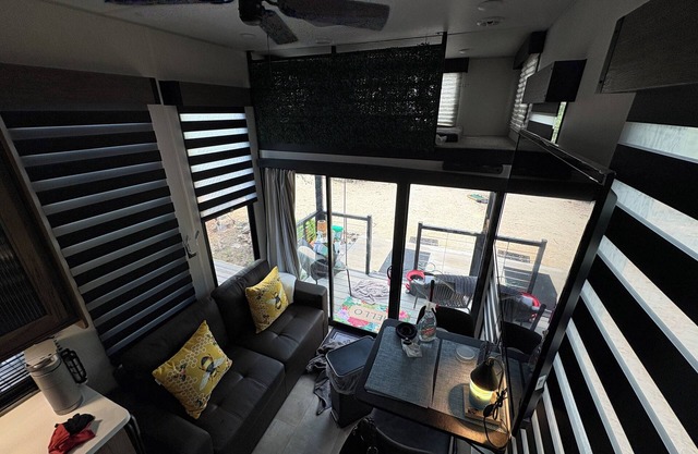 Fall N Luv: Bumblebee Secluded Modern Tiny Home! Dog Friendly!