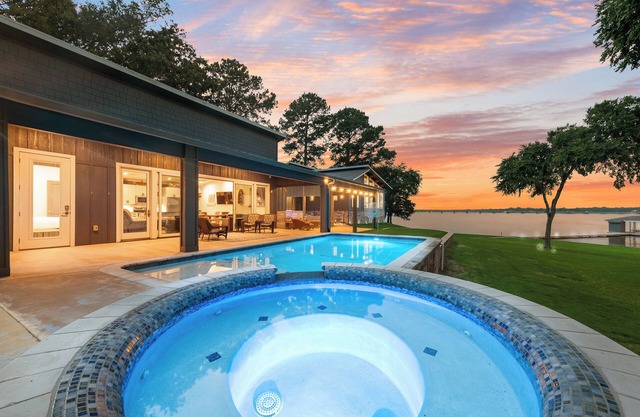 FALL SPECIAL Luxury2 homes on lake Pool,Golf, Poker Rm,Hot Tub,Boat,6tvfootball