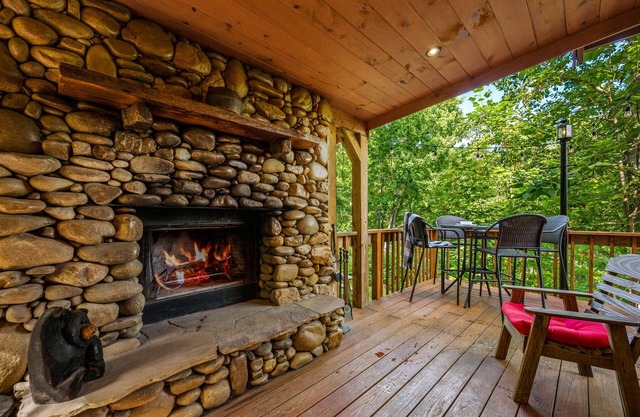 Fall Special! Mtn Views, Wood Fireplaces, Hot Tub, Pools, Pool Table, Pickleball