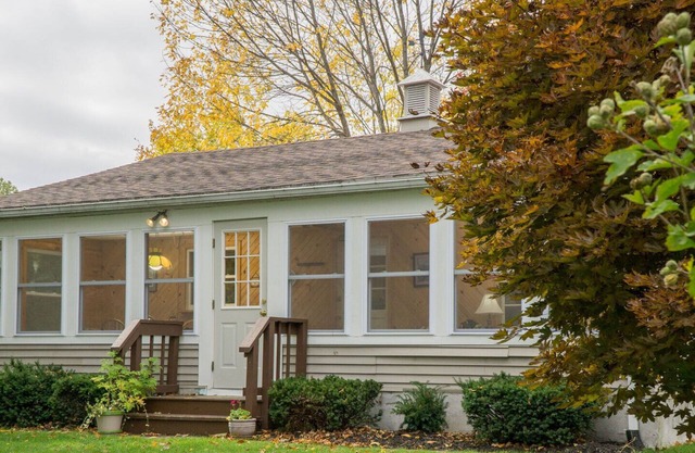 Fall specials on cozy newly remodeled cottage with AC. May also book 2664590