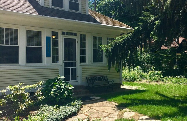 Fall splendor steps to the beach. Large screened porch,fire pit beautiful yard.