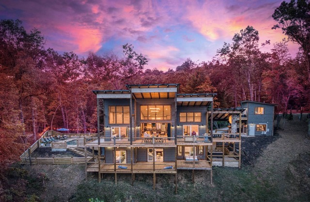 Fall Views, Holiday Magic, Heated Pool, Outdoor Kitchen, Hot Tub, & 5 kings!