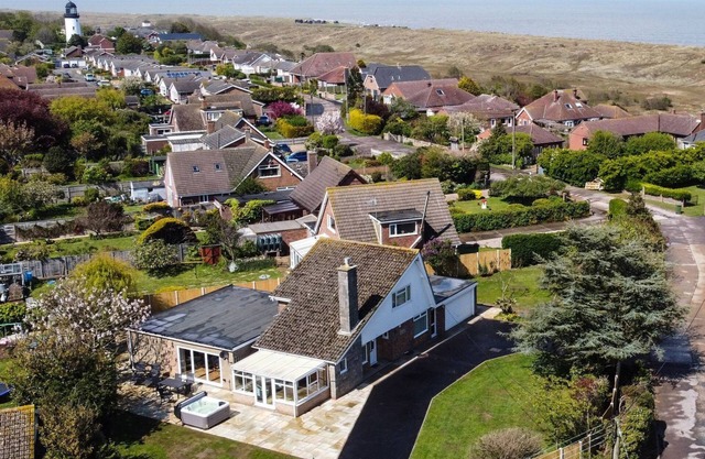 FALLOWFIELD, pet friendly, with hot tub in Winterton-On-Sea