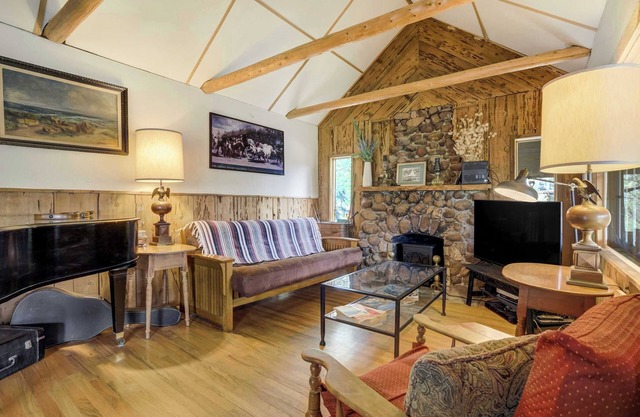 Fallsview Cabin! Rustic Forest Escape w/Rock Wall