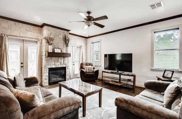 Fam Friendly 4 BDRM Home - Walk to Shops & Bars I Mins To DT & Convention Center