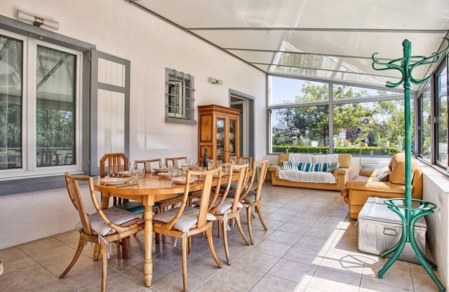 Family home near beach, 8 people, garden