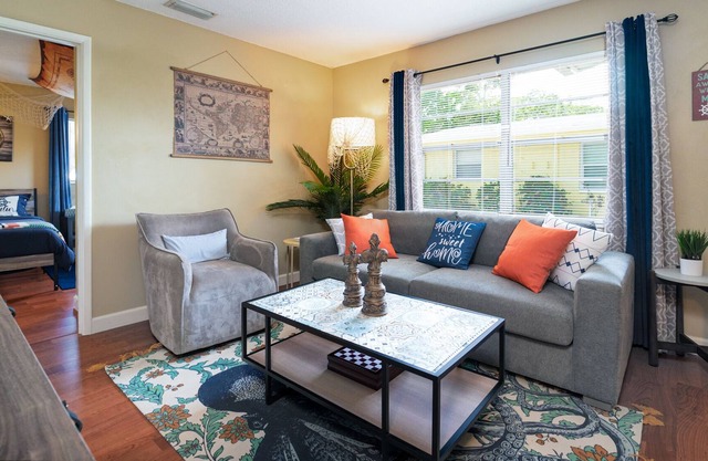 Families Walk Downtown, Ultra Wi-Fi, and comfy beds in Captain Quarters!