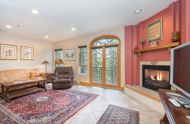 Family and Pet-Friendly 2-Bedroom Condo With Pool, Hot Tub, Fire Pit Access