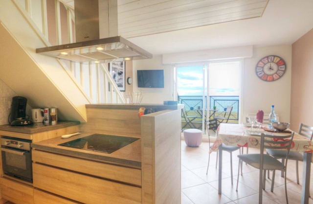 Family apartment with parking, sea view balcony, close to beaches