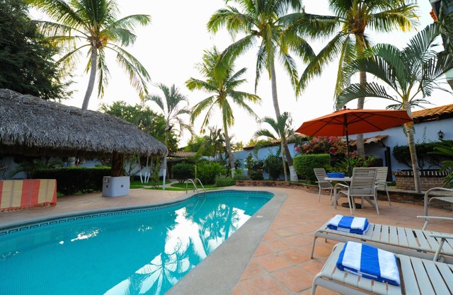 Family apt w/terrace, ionization pool system, yoga classes, amazing garden view