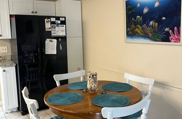 Family Beach Retreat 5-min walk to the beach 2 FULL BATHS