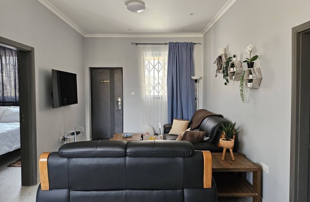 Family & business friendly solar powered luxury 2 bed home with private pool