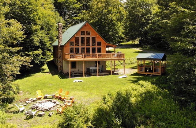 Family Cabin near Snowshoe WV with Hot Tub, Sauna, Game Room and Views