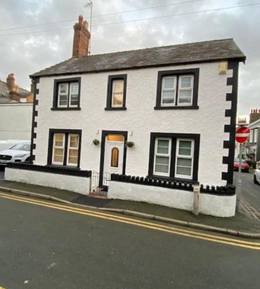 Family Cottage in Llandudno with Parking