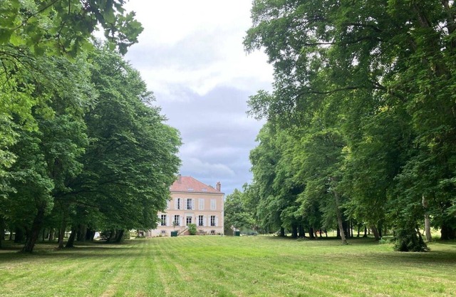 Family estate with large swimming pool, 1.5 hours from Paris