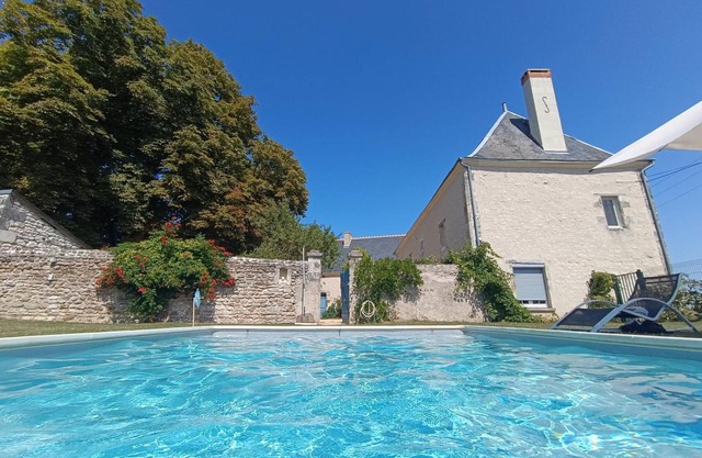 Family cottage with heated pool and wifi in Touraine