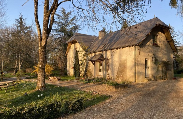 Family-Friendly Cottage with Fireplace, Forest, and Playground near Amboise