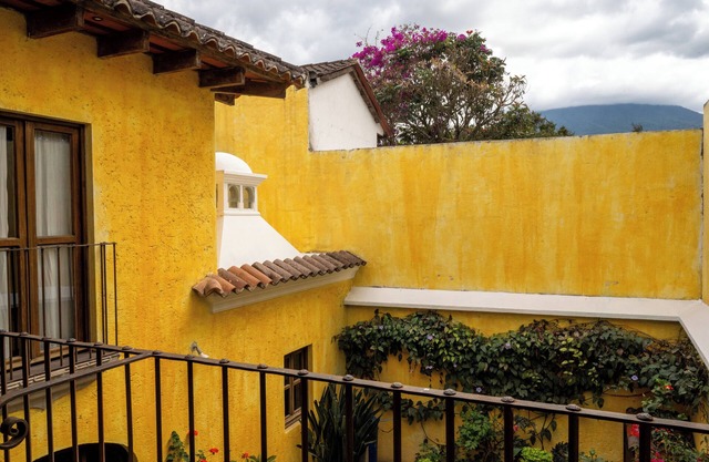 Family-friendly 3-bedroom house with WiFi and parking in Antigua Guatemala
