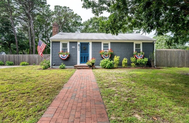 Family Friendly 3BR Cottage w/Amazing Outdoor Kitchen & Firepit - Dogs Welcome