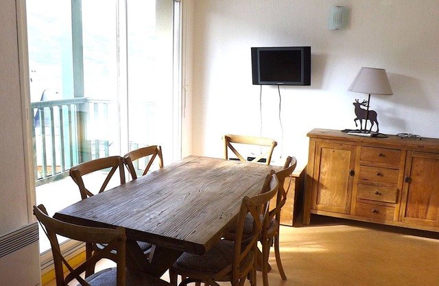 Family-Friendly Apt with Balcony, 6 Guests, 500m to Slopes (Spa Access)