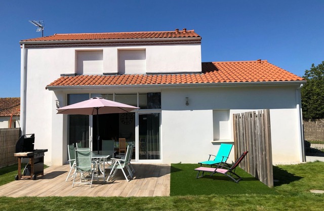Family-Friendly Farmhouse: 4 km to Beach, 2 km to Shops, Garden, WiFi, Baby Gear