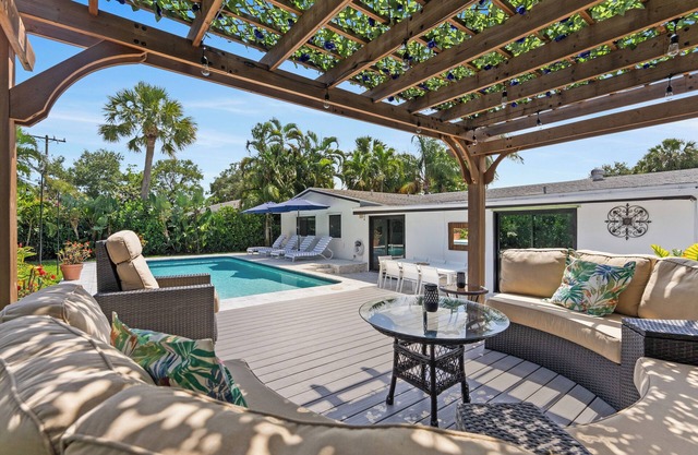 Family Friendly - Heated Pool - Near Beach + Dining