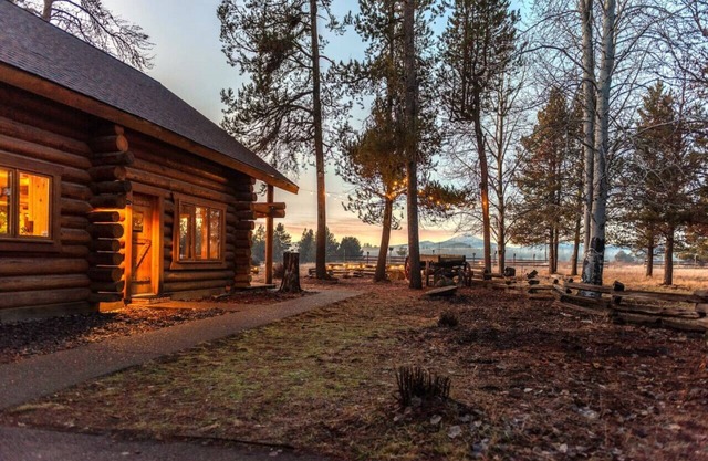 Family-Friendly Log Cabin-16 Acres-Hot Tub & Views