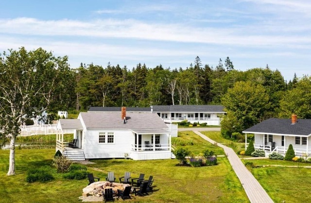 Family Friendly Stay | Card Cove King w/Porch | Bluebird Ocean Point Inn