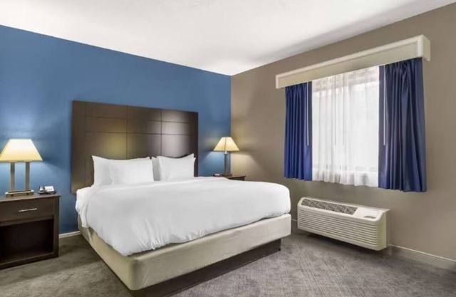 Family-Friendly Suites w/Pool & Breakfast Near Six Flags Great America