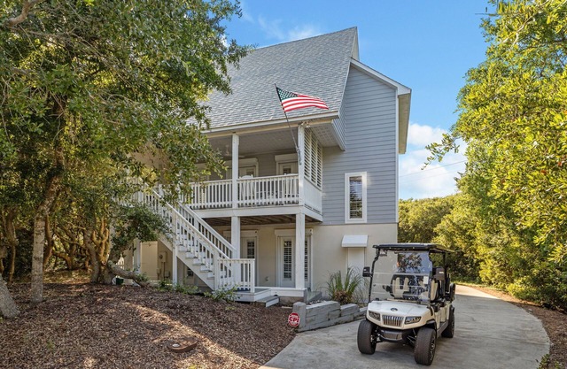 Family-friendly 4-bedroom house in Atlantic Beach with 3-min. walk to beach