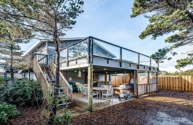 Family-friendly house w/ocean view & private hot tub - walk to beach, dogs OK