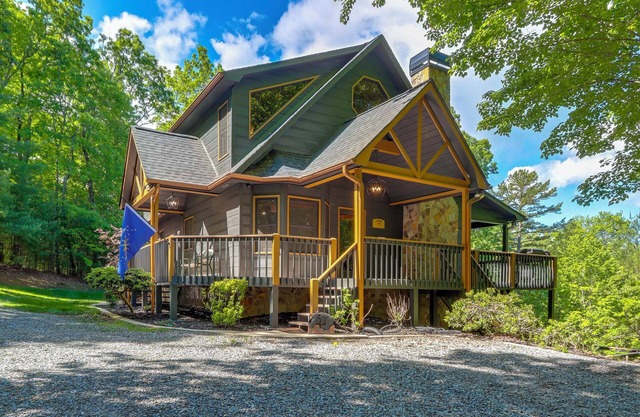 Family Friendly: Hot Tub Haven in Mineral Bluff!