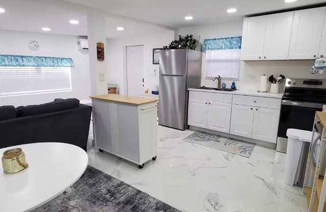 Family-Friendly Paradise near the Beach & Downtown