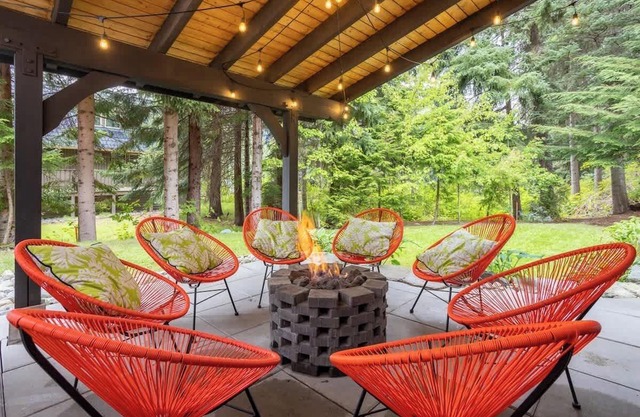 Family-Friendly Whistler Chalet with Hot Tub & BBQ
