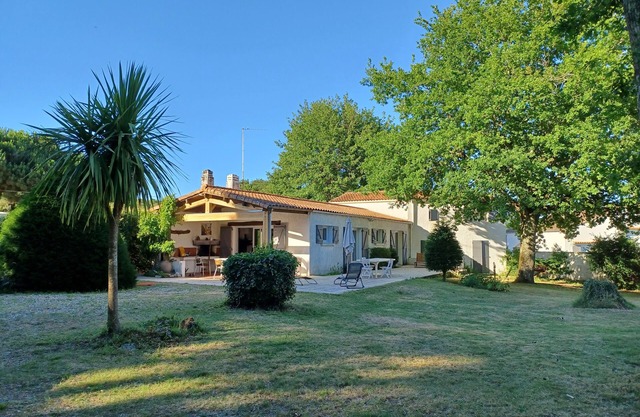 Family house on large wooded grounds 2 km from the beach