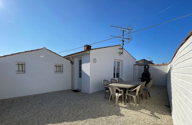 Family house in Talmont-Saint-Hilaire with private courtyard
