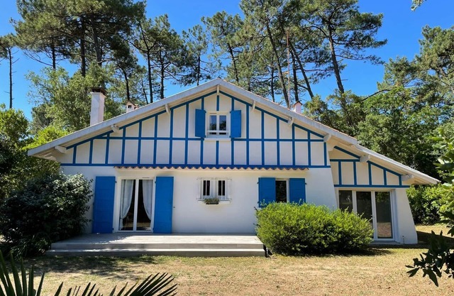 Family home between lake and ocean