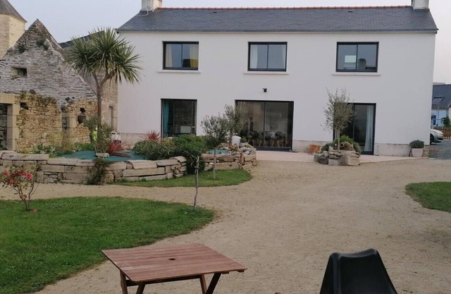 Family home in the heart of the village La Torche