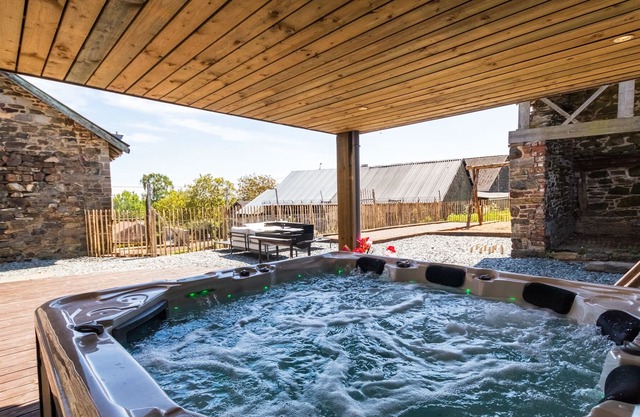 Family house 4 adults + children with garden & jacuzzi