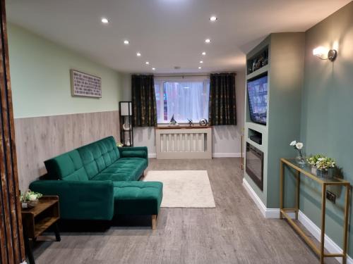 Family House, Two Bedroom in London , Sleep 6 in Tooting by ZAFTASTIC